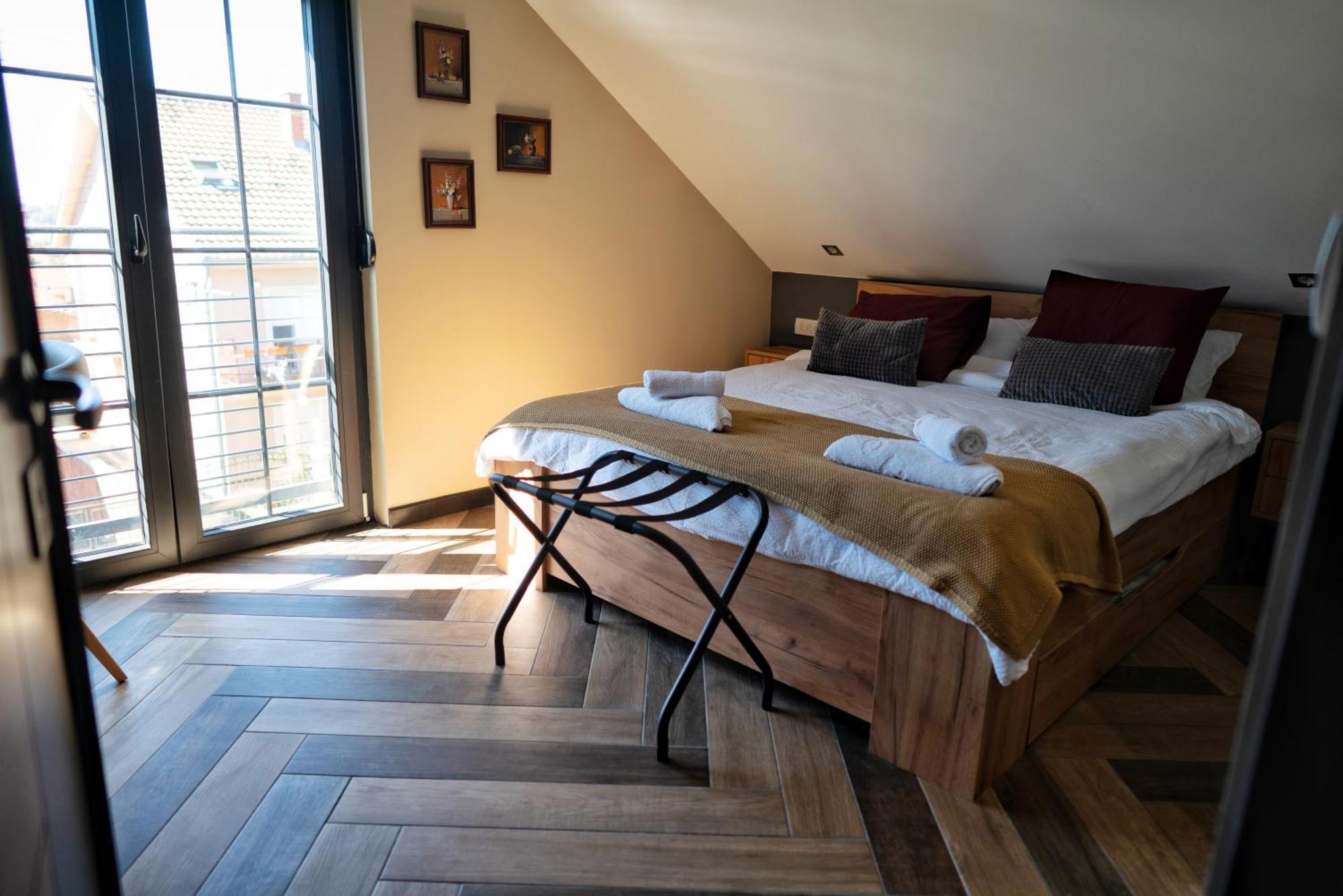 La Roue Hotel Vrsac Exterior photo