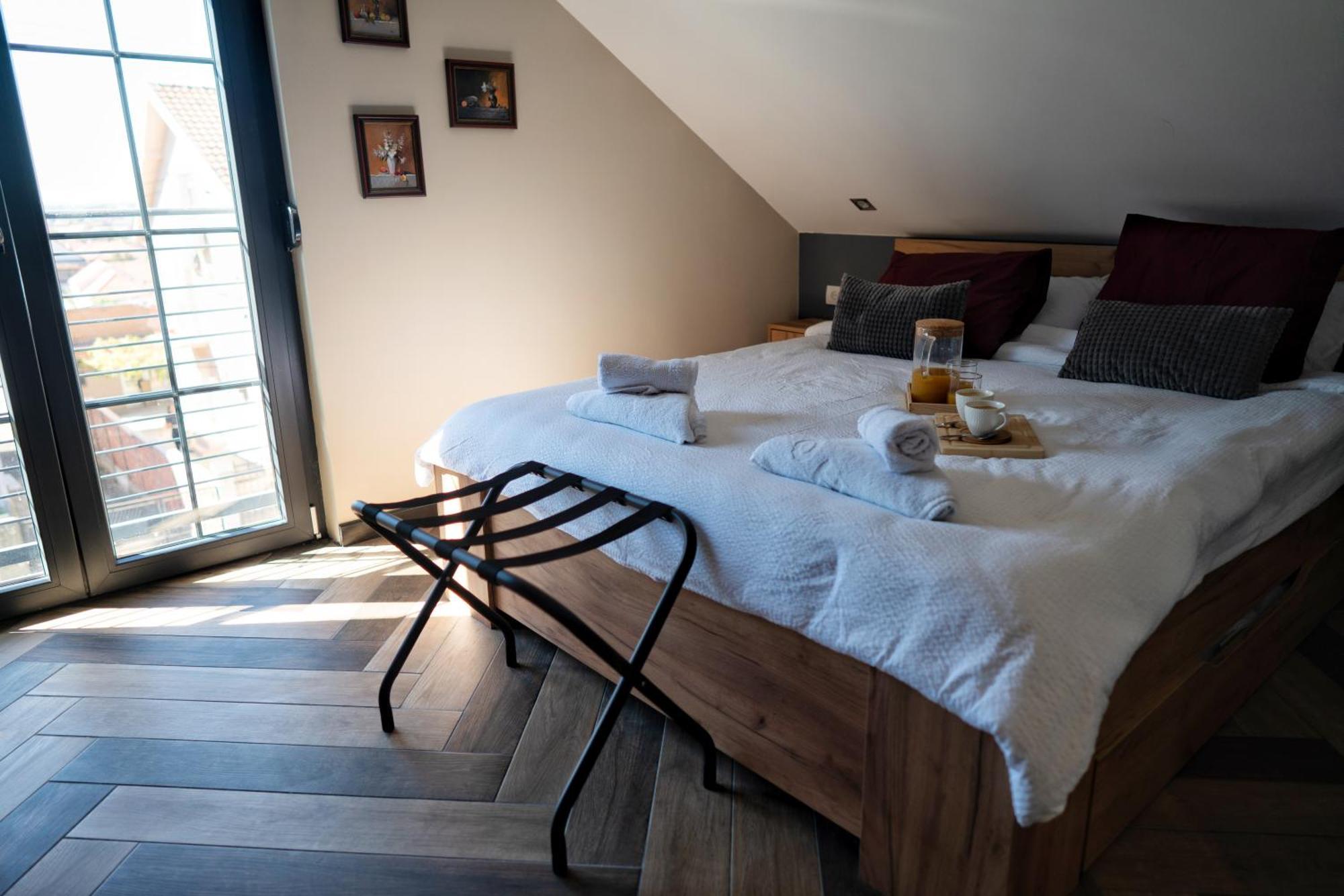 La Roue Hotel Vrsac Exterior photo